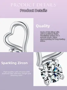 Vue macro des boucles d'oreilles cœur en argent 925 avec zircons cubiques polis