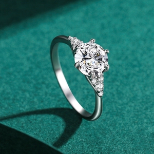 Classic six-prong S925 silver ring with 1-carat round brilliant-cut diamond solitaire