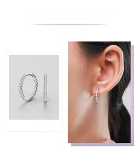 Nahaufnahme und Modellfoto von S925 Sterling Silber Creolen mit Zirkonia-Pavé-Besatz