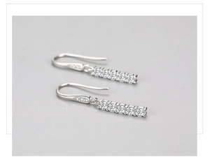Détail des boucles d'oreilles en argent s925 avec cinq zircons étincelants