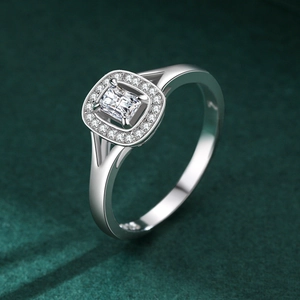Elegant S925 sterling silver emerald cut halo ring with split shank design and cubic zirconia