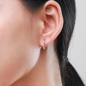 Élégantes boucles d'oreilles créoles en argent S925 avec zircon brillant sur modèle
