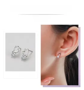 Détail des boucles d'oreilles cœur évidé en argent S925 avec une pierre de zircone brillante