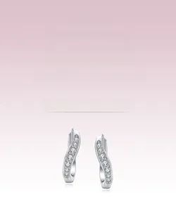 Gros plan de boucles d'oreilles S en argent avec sertissage de zircons brillants