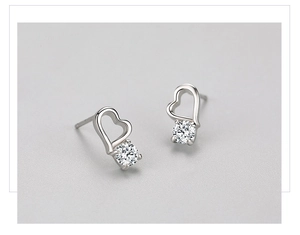 Détail de boucles d'oreilles cœur évidé en argent s925 avec zircons ronds brillants