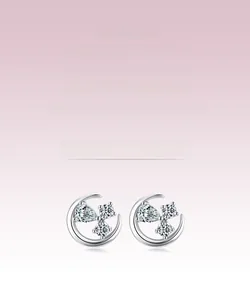 Détail de boucles d'oreilles lune en argent s925 avec micro-incrustations de zircons