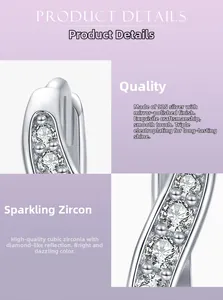 Vue macro de boucles d'oreilles créoles en argent 925 avec zircons et poli miroir