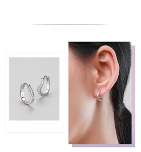 Détail de créoles en argent 925 avec zircons pavés et vue portée par le mannequin