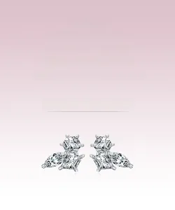 Gros plan sur les boucles d'oreilles en argent s925 serties de zircons géométriques