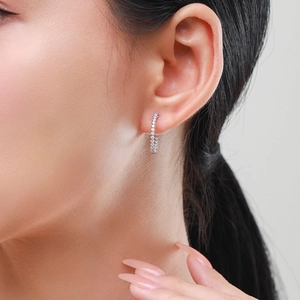 S925 Sterling Silber Creolen mit Zirkonia Steinen getragen am Modellohr
