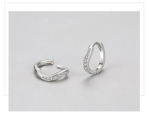 Détail de boucles d'oreilles créoles en argent S925 avec micro-serti de zircons blancs
