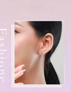 Détail de boucles d'oreilles en argent s925 avec amas géométrique de zircons clairs