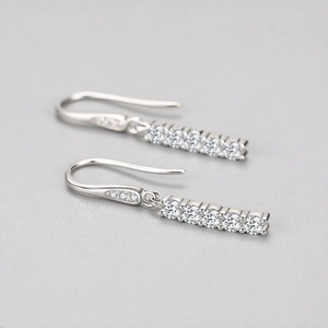 Boucles d'oreilles pendantes en argent S925 avec cinq zircons cubiques verticaux brillants