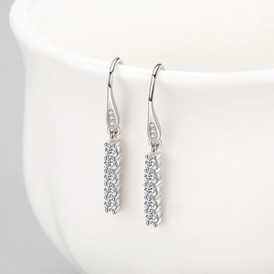Boucles d'oreilles pendantes en argent S925 avec cinq zircons ronds disposés verticalement