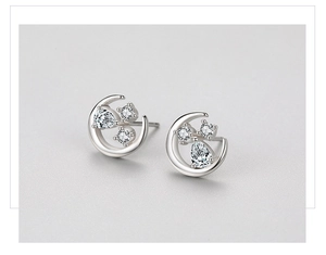 Gros plan sur des boucles d'oreilles lune en argent S925 avec zircons scintillants