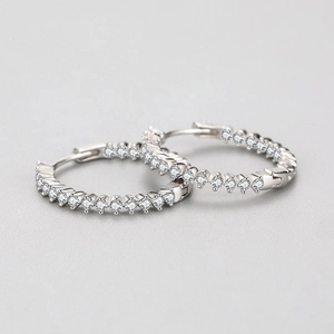 Funkelnde S925 Silber Creolen mit Zirkonia Steinen auf grauem Hintergrund für Damen
