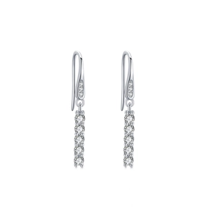 Boucles d'oreilles pendantes en argent 925 avec zircons cubiques sur fond blanc pur