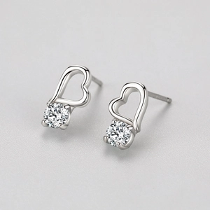 Élégantes boucles d'oreilles cœur évidé en argent S925 avec un accent en zircone