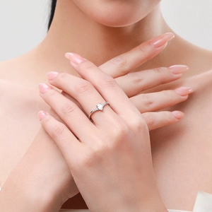 Elegant s925 silver pear cut diamond ring with minimalist V-shaped chevron band design