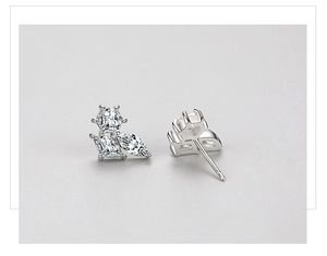 Détail de boucles d'oreilles s925 en argent avec zircons taille marquise et princesse