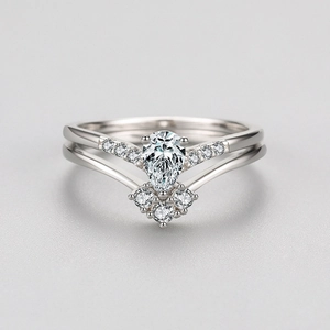 Elegant S925 sterling silver pear cut teardrop ring set with V-shaped pavé band