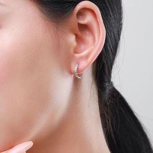 Élégantes créoles en argent sterling S925 avec diamants étincelants sur un mannequin