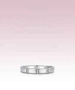 Gros plan sur bague en argent 925 avec zircons micro-pavés et poinçon S925 de qualité