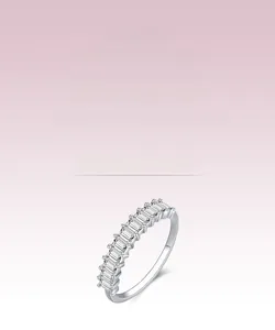 Détail macro de la bague en argent S925 avec zircons taille baguette en demi-éternité