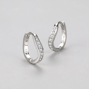 Créoles irrégulières en argent s925 avec cristaux pavés sous un angle de 45 degrés