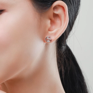Boucles d'oreilles lune en argent s925 avec zirconiums portées par un mannequin
