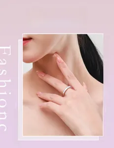 Gros plan d'une bague en argent S925 avec pierres de zircon rectangulaires sur mannequin
