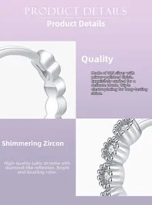 Détail macro de la bague en argent 925 poli avec sertissage de zircons cubiques