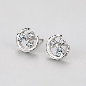 Élégantes boucles d'oreilles lune en argent S925 avec incrustation de zircone