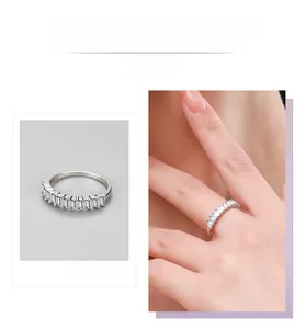 Détail macro de la bague en argent S925 avec zircons élégants de taille baguette