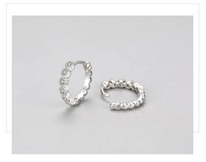 Vue détaillée des créoles en argent sterling S925 avec cinq zircons blancs et poinçon S925