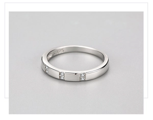 Gros plan sur une bague en argent sterling S925 avec des accents de diamants micro-pavés