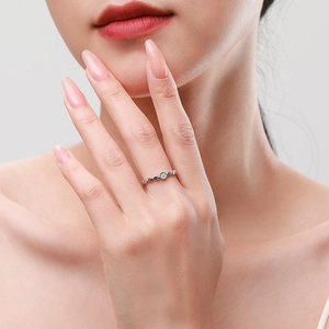 Minimalist S925 sterling silver honeycomb ring with micro-set diamonds on hand