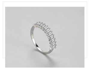 Détail de la bague en argent sterling S925 sertie de diamants de taille baguette