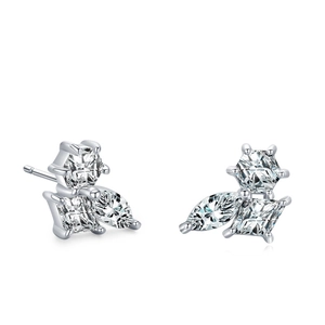 Boucles d'oreilles puces en argent S925 avec grappe de zircons multi-formes sur fond blanc