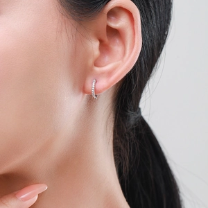 Mini orecchini a cerchio in argento sterling S925 con zirconi su orecchio di modella