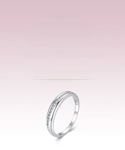 Détail de la bague en argent S925 montrant le poinçon S925 et les zircons micro-incrustés
