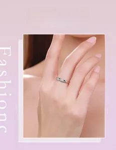 Gros plan d'une bague minimaliste en argent s925 sertie de cristaux sur un doigt