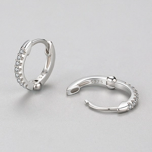 Eleganti orecchini huggie in argento 925 con pietre di zircone per donne