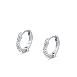 Orecchini a cerchio in argento S925 con pavé di zirconi visti da un angolo di 45 gradi