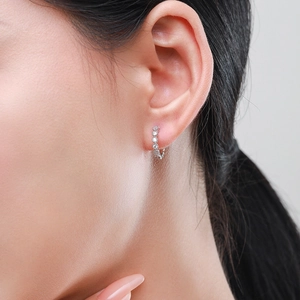 Boucles d'oreilles créoles en argent s925 avec zircons blancs sur le lobe