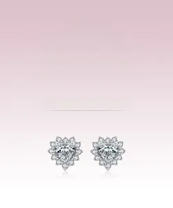 Gros plan sur des boucles d'oreilles cœur en argent S925 avec halo de diamants brillants