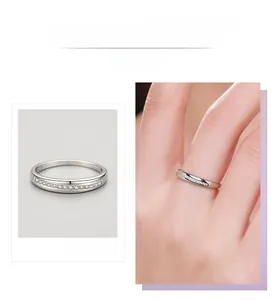 Gros plan détaillé d'une bague en argent S925 avec micro-pavage de cristaux blancs