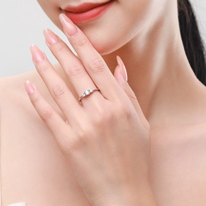 Elegant s925 sterling silver ring featuring three sparkling round cubic zirconia stones