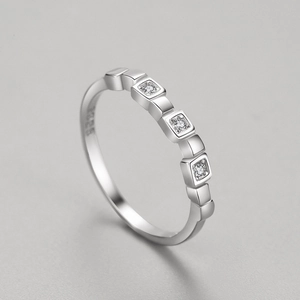 Minimalist S925 sterling silver ring featuring geometric squares and three square diamonds