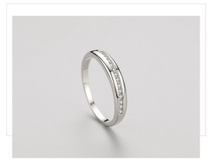Vue macro de la bague en argent 925 montrant le poinçon intérieur et les pierres serties